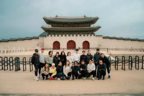 광화문 앞에서 단체 사진을 찍은 SMCC 참가자들